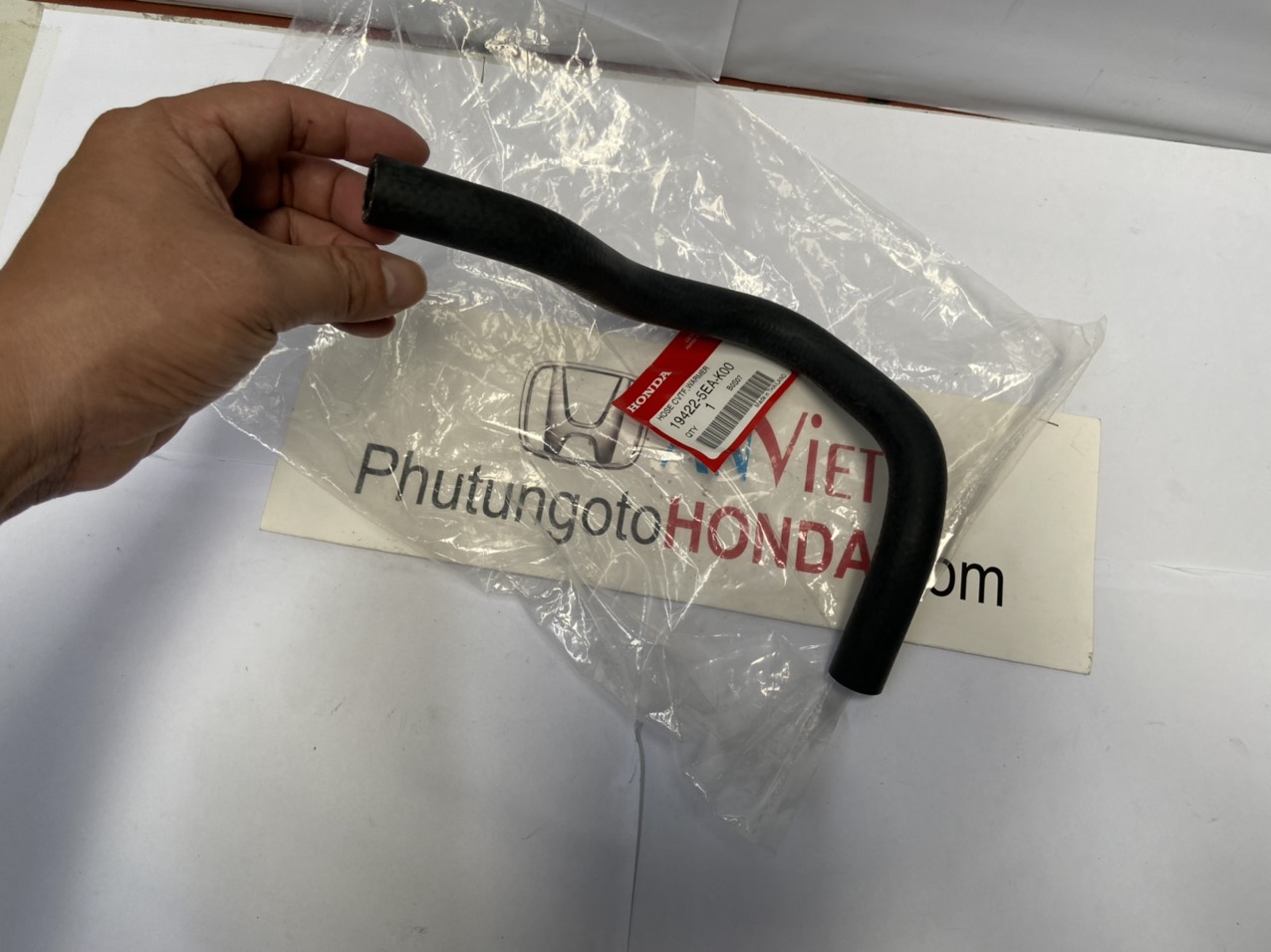 Ống cao su dẫn dầu két làm mát xe Honda Brio